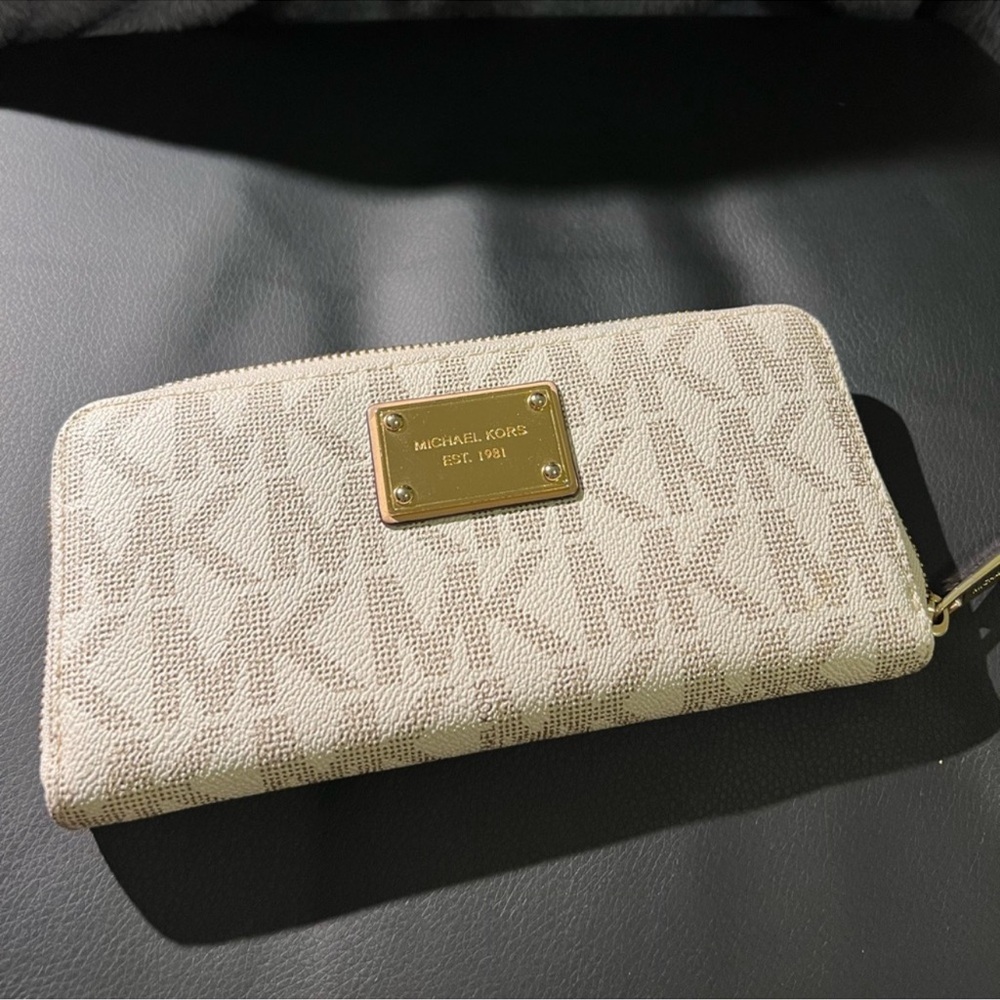 Micheal Kors purse